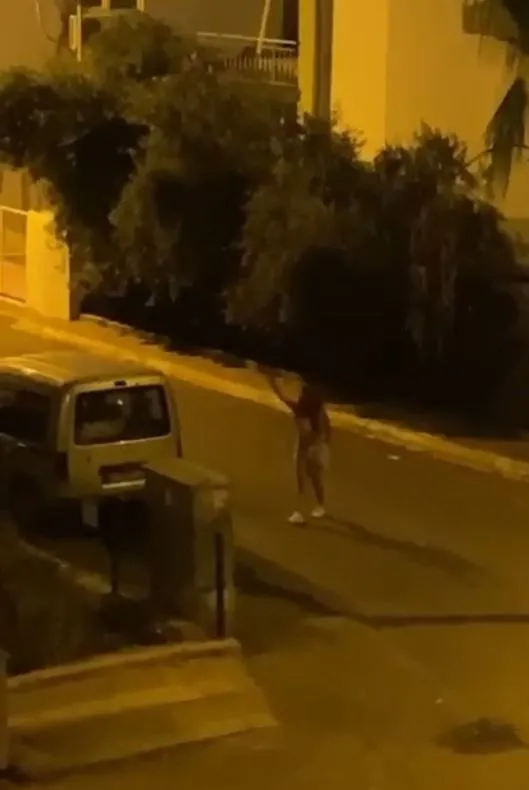 antalyada-gozu-donen-kadin-dehset-sacti-tasla-otomobile-saldirdigi-anlar-kamerada-1664977582899.jpg Antalya’da gözü dönen kadın dehşet saçtı! Taşla otomobile saldırdığı anlar kamerada - 5