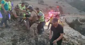 Muğla’da yanan ağaç ekiplerin üzerine devrildi