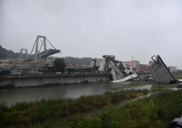 İtalya'da köprü çöktü