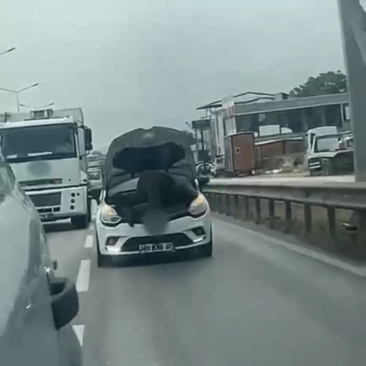 Bursa'da seyir halindeki araçta tehlikeli tamirat
