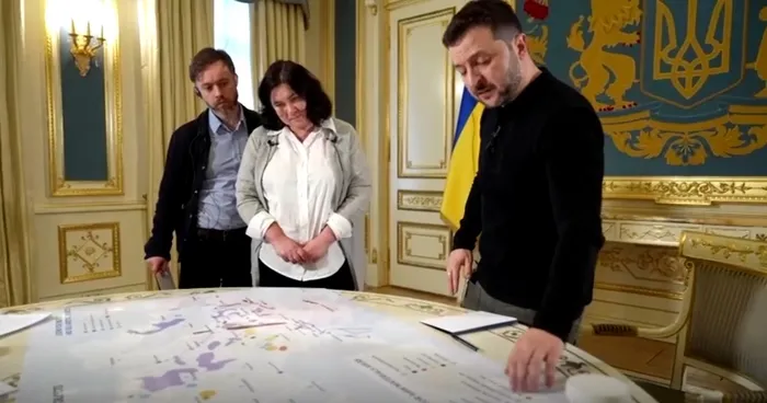 trump-ve-putin-gorustu-zelenskiyden-abd-baskanina-maden-ortakligi-teklifi-1739105910945.jpg Ukrayna Devlet Başkanı Volodimir Zelenskiy, Reuters'a röportaj verirken (Reuters)