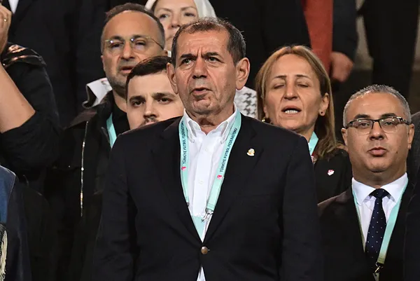 dursun-ozbek-ve-erden-timurdan-flas-aciklamalar-super-kupa-finalinin-ardindan-aciklamalar-cok-uzuldum-bu-final-1712522845675.jpg Dursun Özbek ve Erden Timur'dan flaş açıklamalar! Süper Kupa finalinin ardından açıklamalar: Çok üzüldüm! Bu final yakışmadı - 1