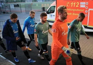 Schalke 04 küme düştü! Taraftarlar futbolculara saldırdı