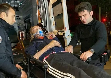 Bakırköy'de korkutan yangın! Evde mahsur kalan 2 kişiyi itfaiye ekipleri kurtardı