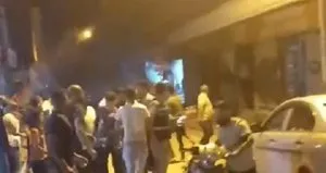 Ağır hasarlı bina çöktü! Çevredeki panik kamerada
