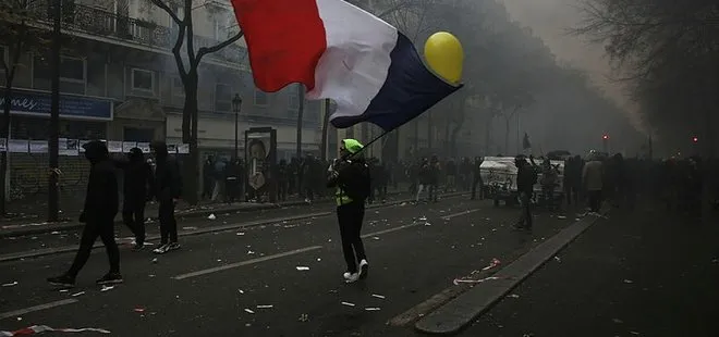 Fransa’da hayat durdu! Polislerden protestoculara sert müdahale