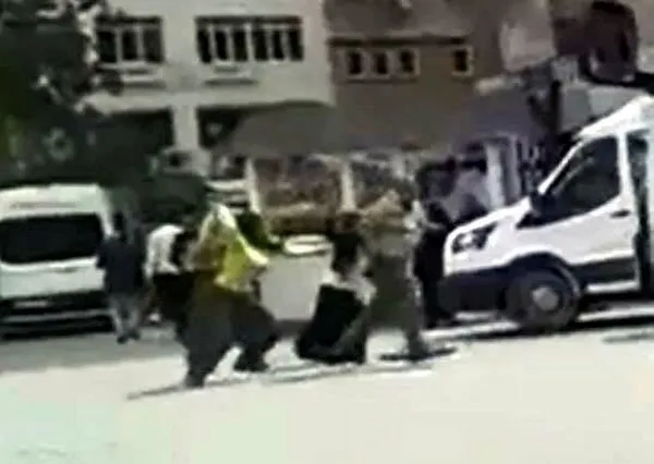 Elazığ'da kadınlar, kendilerini taciz ettiğini iddia ettikleri kişiyi sopa ve şemsiyeyle dövdü - 1