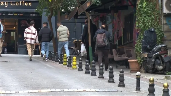 kadikoyde-ilginc-olay-ben-supermanim-diyen-adam-kafedeki-masanin-uzerine-atladi-1639639761637.jpg Kadıköy’de ilginç olay! ‘Ben Superman’im’ diyen adam kafedeki masanın üzerine atladı - 3