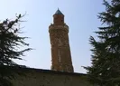3 büyük depremde de ayakta kaldı! Pisa Kulesinden daha eğik