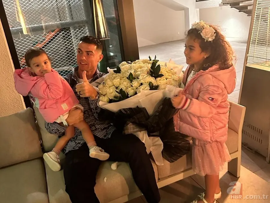 Cristiano Ronaldo'nun servetine bakın! 168 Ferrari, 1 ülke, 50 ada... O paraya aldıklarına inanamayacaksınız! 7