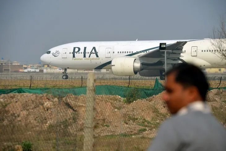 Pakistan’da yolcu uçağı düştü! İşte korkunç kazadan görüntüler