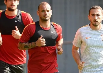 Wesley Sneijder'in dönüşü uzadı