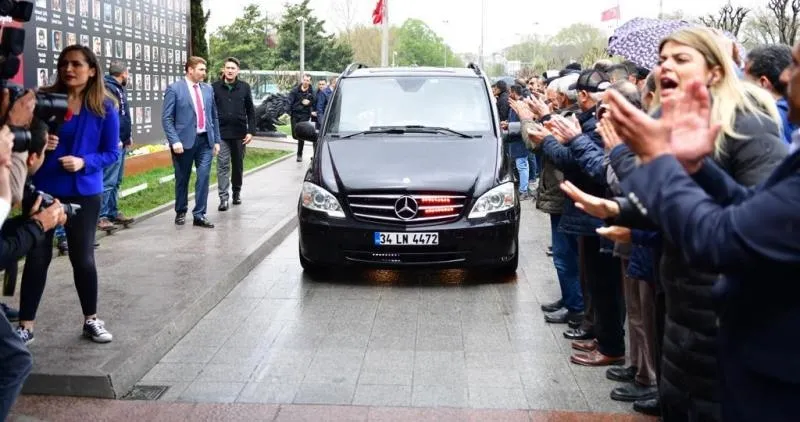 imamoglundan-makam-araci-davasinda-pes-dedirten-savunma-yanlislikla-belediyenin-sisteminden-benzin-almisiz-1790107759083.jpg İmamoğlu'ndan makam aracı davasında pes dedirten savunma: "Yanlışlıkla belediyenin sisteminden benzin almışız" - 2