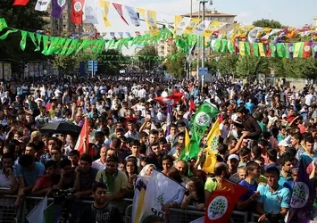 HDP'nin Diyarbakır mitinginde gözaltı!
