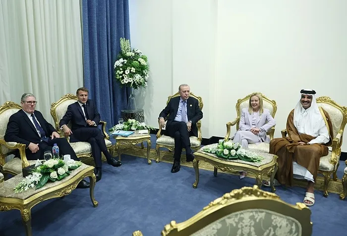 baskan-erdogandan-misirda-gazze-diplomasisi-pes-pese-kritik-temaslar-1760362303637.jpeg Başkan Recep Tayyip Erdoğan, Şarm El-Şeyh Barış Zirvesi'ne katılmak için bulunduğu Mısır'da, Fransa Cumhurbaşkanı Emmanuel Macron (sol 2), Birleşik Krallık Başbakanı Keir Starmer (solda), İtalya Başbakanı Giorgia Meloni (sağ 2) ve Katar Emiri Şeyh Temim bin Hamed Al Sani (sağda) ile bir araya geldi. (AA)