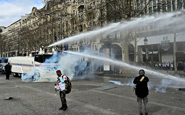 Fransa'da sarı yeleklilere 'ateş açın' izni! - 3