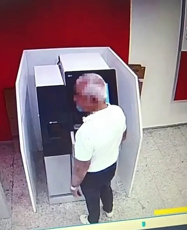 ATM'de kalan 13 bin lirası, sıradaki diğer müşteri tarafından çalındı - 1