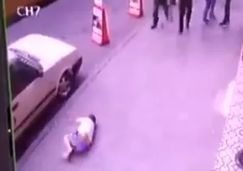 9 yaşındaki çocuk, dengesini kaybedince balkondan düştü