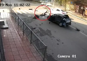Feci kaza! Yola savruldular kamerada |Video