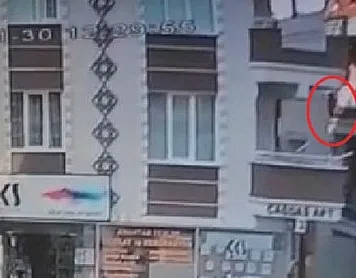 yalovada-tadilat-yaparken-4uncu-kattan-dustu-o-anlar-kamerada-1643565128837.jpg Yalova’da tadilat yaparken 4'üncü kattan düşerek öldü! O anlar kamerada - 1