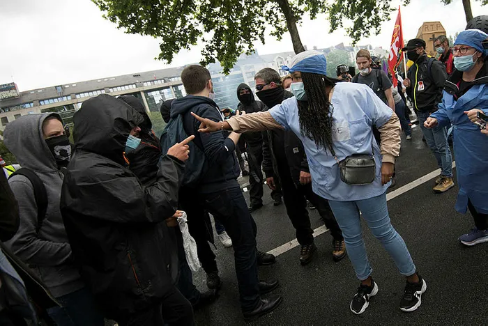 Fransa’da sağlık çalışanlarının protestosunda olay çıktı