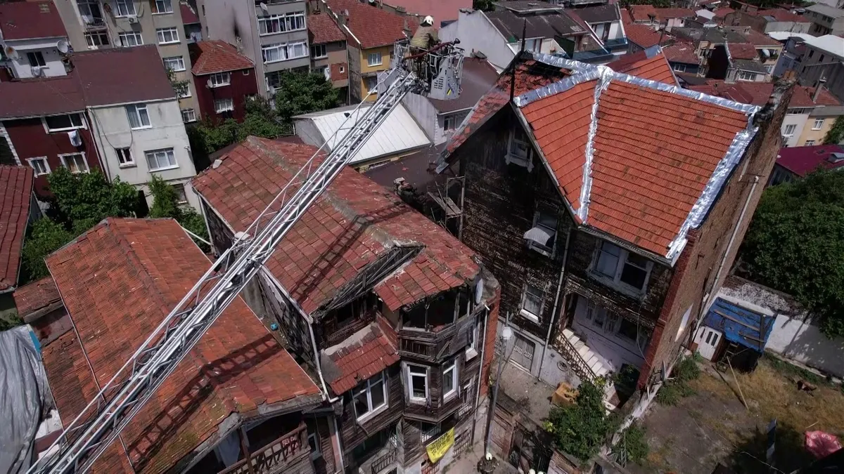 Fatih'te 2 katlı tarihi ahşap binada yangın