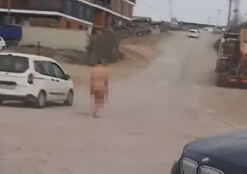 Sokak ortasında çırılçıplak yürüdü! Görenleri şoka sokan manzara