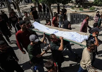 İşgalci İsrail ordusu Gazze'deki bir eve saldırı düzenledi: 4 Filistinli hayatını kaybetti