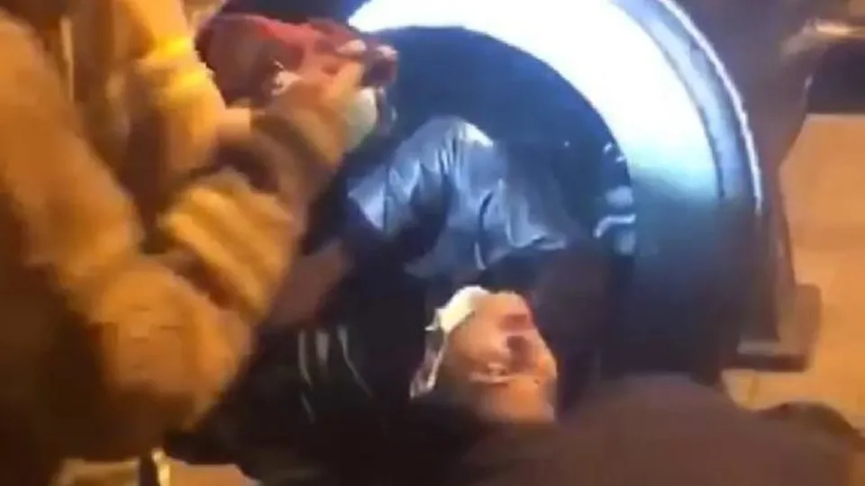 Beşiktaş’ta fotoğraf çektirmek için topa giren adamın imdadına itfaiye yetişti