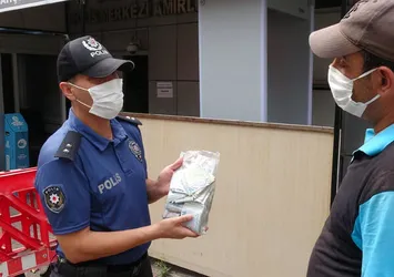 Temizlik işçisi bulduğu para dolu poşeti polise teslim etti