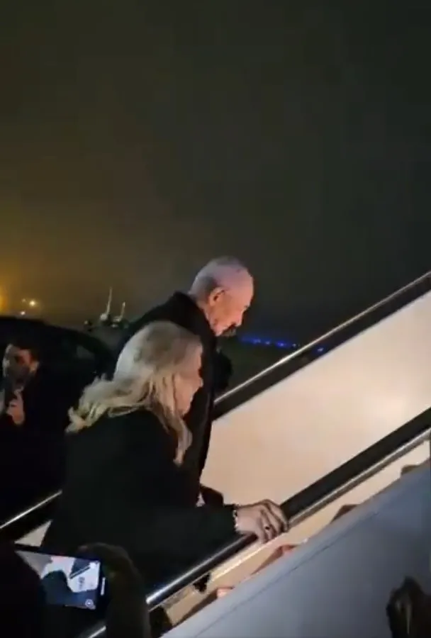 netanyahu-tel-avive-geri-donuyor-israil-basininda-tepkiler-cig-gibi-1739083801058.jpg İsrail Başbakanı Binyamin Netanyahu ve eşi Sara Netanyahu, uçuş öncesi gazetecilerin sorularını yanıtlamayı reddetti. (The Times of Israel aracılığıyla)