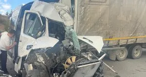 Servis minibüsü kamyonla çarpıştı: 1 ölü 5 yaralı