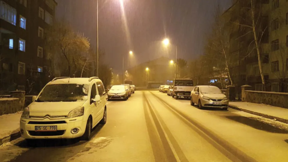 Meteoroloji uyarmıştı! Kent beyaza büründü