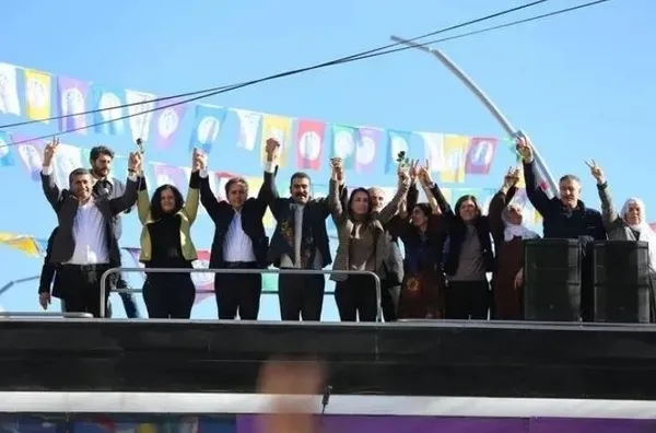 demli-tulay-hatimogullari-bebek-katili-abdullah-ocalana-ozgurluk-nidalari-atti-skandal-kurdistan-cikisi-1709152562464.jpeg DEM'li Tülay Hatimoğulları bebek katili Abdullah Öcalan'a özgürlük nidaları attı! Skandal kürdistan çıkışı... - 2