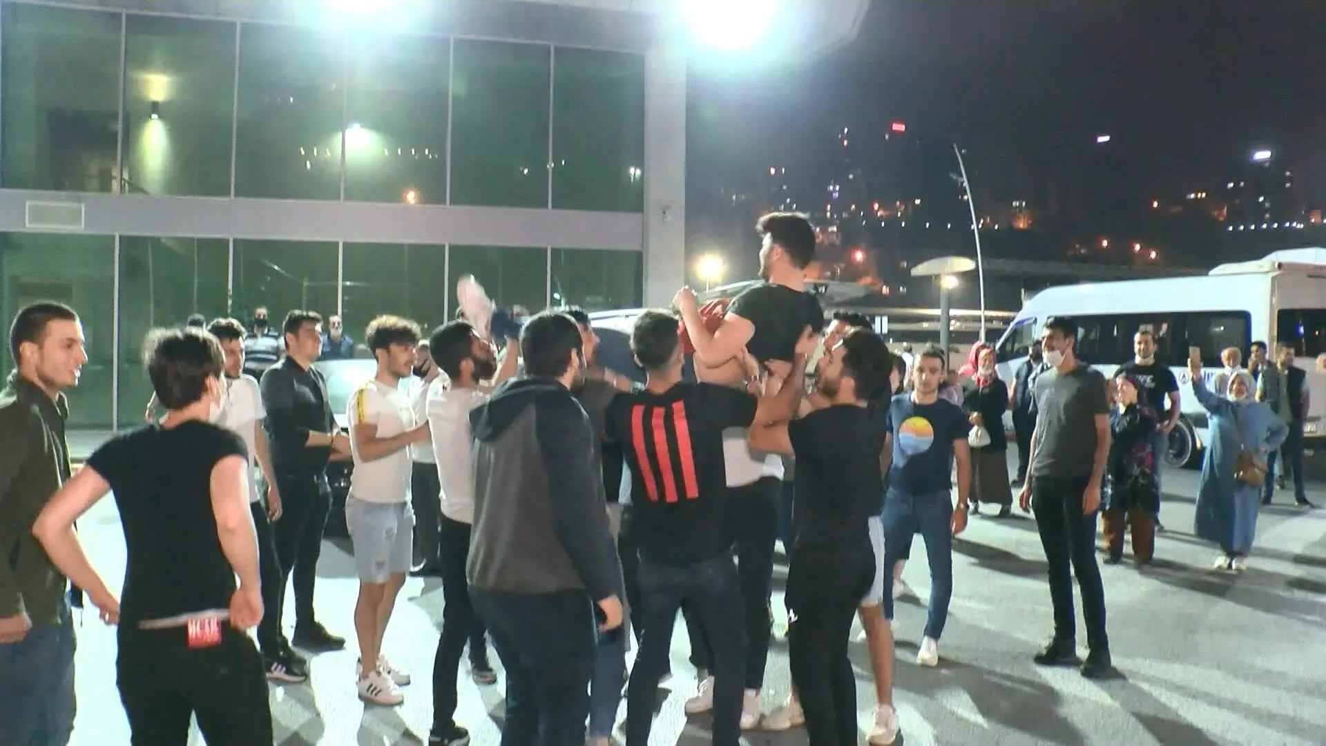 Otogarlardaki asker uğurlamasında sosyal mesafe hiçe sayıldı