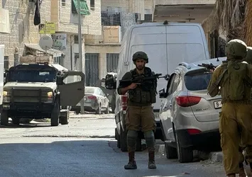 Katil İsrail ordusu Batı Şeria'nın farklı kentlerine baskınlarını sürdürüyor