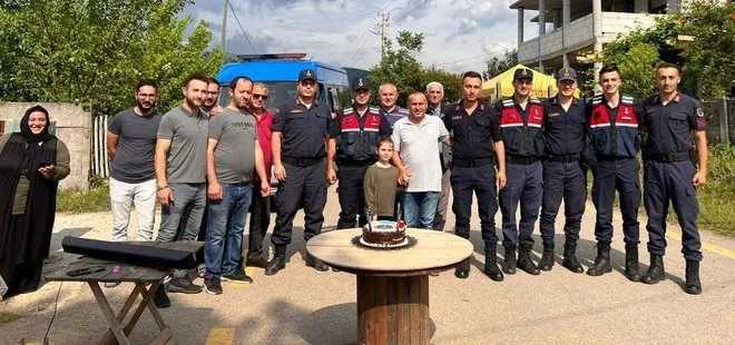 Sakarya’da jandarmaya ilginç sürpriz! Vatandaş Jandarma Teşkilatının 183. kuruluş yıl dönümünde ekiplere pasta kesti