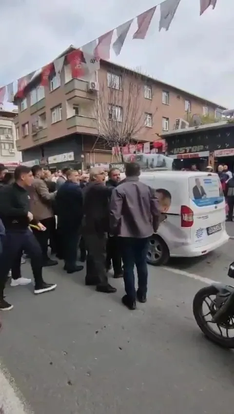CHP’liler Memleket Partisi aracının yolunu kesti! Sürücüyü darbedip araca zarar verdiler - 1
