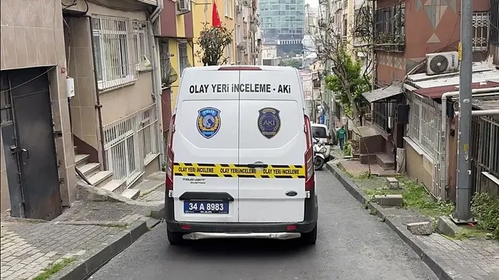 sislide-sir-olum-iranli-bodyguard-agzi-yuzu-kanlar-icinde-bulundu-1744357823634.jpeg Ağzından ve burnundan kan geldiği görülen Hashemi'nin göğsünde meyve bıçağı bulundu. (DHA)