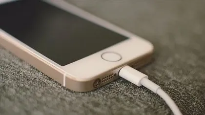 Evlenme vaadiyle tuzağa düşürdü! Şarjdaki telefonla hesaplarını boşalttı