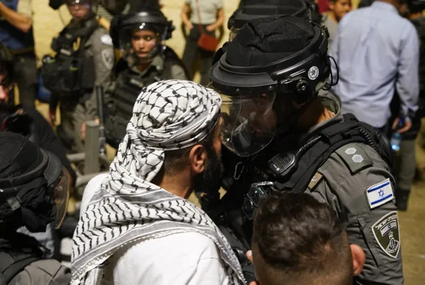 Son dakika: İşgalci İsrail polisi Mescid-i Aksa'da nöbet tutan Müslümanlara saldırdı - 5