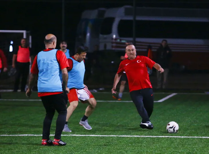 Bakanlar yeşil sahaya indi: Siyasete futbol arası - 1