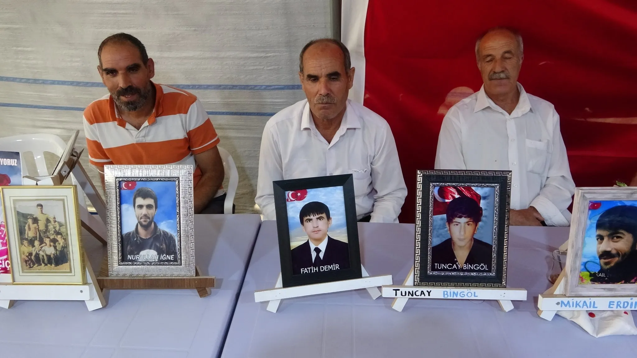 Evlat nöbeti tutan baba Demir: Çocuklarımızı almadan buradan gitmeyeceğiz