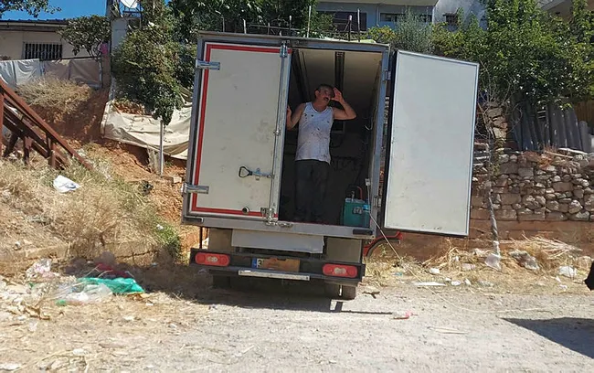 İzmir’de kamyonet kasasında kurban kestiler - 2