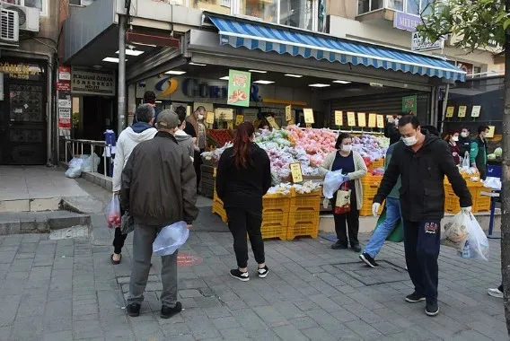 İzmir'de sokağa çıkma yasağı öncesi marketlerde yoğunluk yaşandı! Uzun kuyruklar oluştu - 4