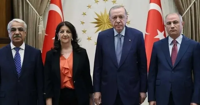 1762925682063.jpeg Başkan Erdoğan ve İmralı heyeti (AA)