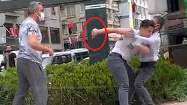 Adana’da cadde ortasında iki genç arasında bıçaklı kavga! Ortalık bir anda karıştı - 4