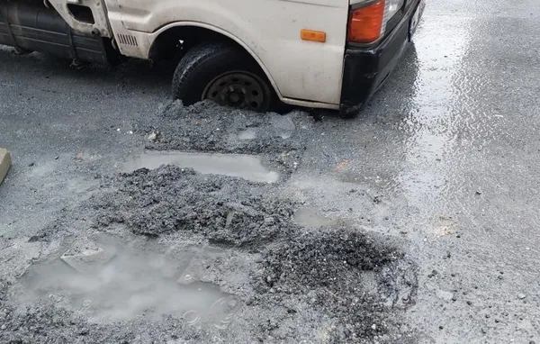 kucukcekmecede-iski-yine-magdur-etti-kamyonet-toprakla-doldurulan-cukura-girdi-1644326717648.jpg Küçükçekmece’de İSKİ yine mağdur etti! Kamyonet toprakla doldurulan çukura saplandı - 1