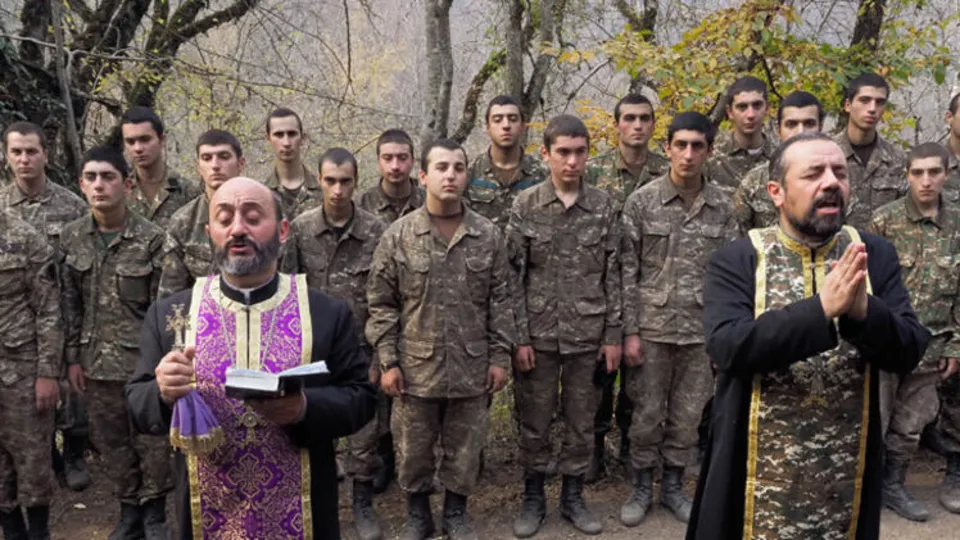 Ermenistan'da papazlar çocuk askerleri vaftiz etti!