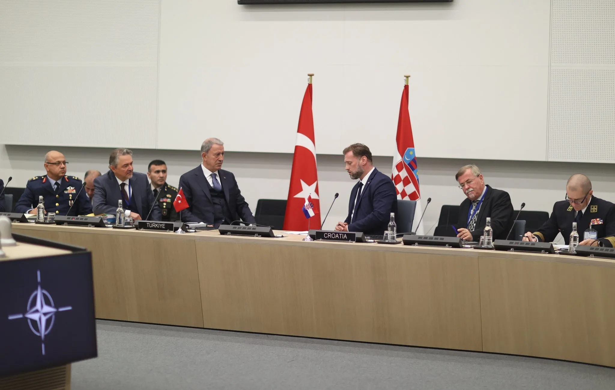 Son dakika: Milli Savunma Bakanı Hulusi Akar NATO Karargahı'nda Hırvatistan Savunma Bakanı Banozic ile görüştü